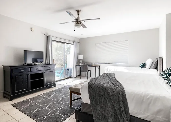 Private Acre Of Fun: Nine Hole Golf Course Pickleball Court Pool Table Heated Swimming Pool Scottsdale
