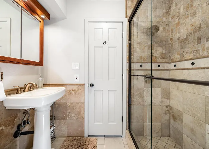 Private Acre Of Fun: Nine Hole Golf Course Pickleball Court Pool Table Heated Swimming Pool Holiday home *