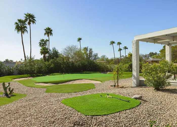 Private Acre Of Fun: Nine Hole Golf Course Pickleball Court Pool Table Heated Swimming Pool Holiday home
