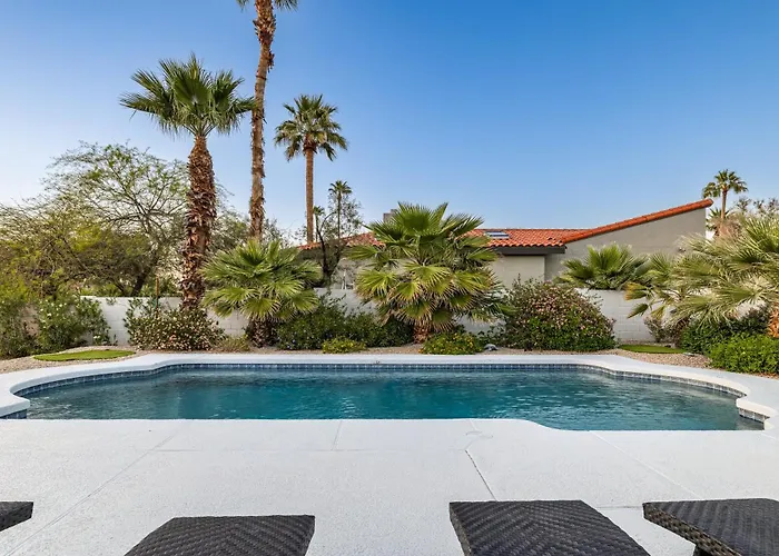 Private Acre Of Fun: Nine Hole Golf Course Pickleball Court Pool Table Heated Swimming Pool Holiday home