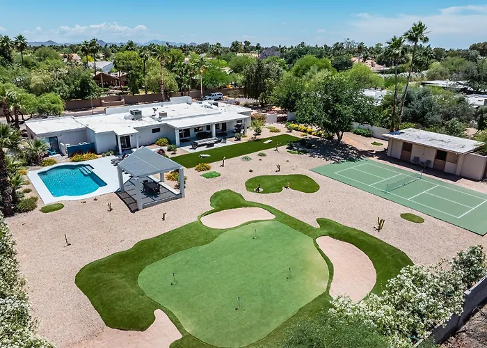 Private Acre Of Fun: Nine Hole Golf Course Pickleball Court Pool Table Heated Swimming Pool Holiday home *