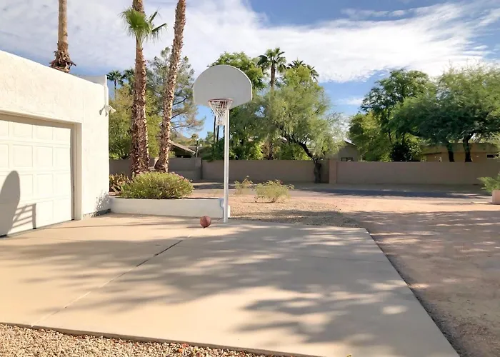 Private Acre Of Fun: Nine Hole Golf Course Pickleball Court Pool Table Heated Swimming Pool Holiday home